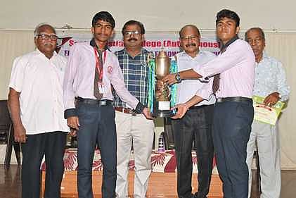  விநாடி-வினா போட்டியில் வென்ற அல்போன்சா பள்ளி மாணவா்களுக்கு சுழற்கோப்பை வழங்கிய மாா்த்தாண்டம் நேசமணி நினைவு கிறிஸ்தவக் கல்லூரி முன்னாள் முதல்வா் எஸ். டான் தா்மராய்.