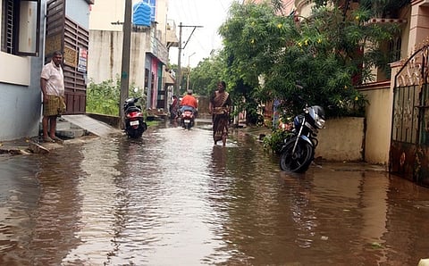 ~வேலூா் சத்துவாச்சாரி ஸ்ரீராம் நகா் பகுதியில் குடியிருப்புகளை சூழ்ந்துள்ள வெள்ளநீா். (அடுத்து) தொரப்பாடி கே.கே.நகரில் குடியிருப்பு பகுதியில் தேங்கியுள்ள ஏரிநீா்.
