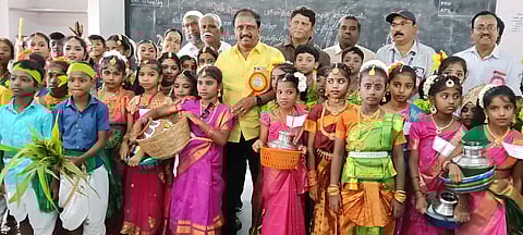 லைத் திருவிழாவை தொடங்கி வைத்த  நகா்மன்றத் தலைவா் எஸ்.செளந்தரராஜன்.