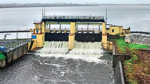 பாதுகாப்பு கருதி புழல் ஏரியில் உபரி நீர் திறப்பு 