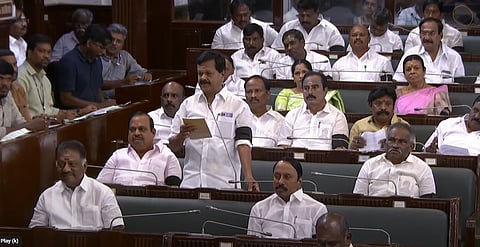 அதிமுக எம்எல்ஏ-க்கள் கருப்புப் பட்டை அணிந்து பேரவைக்கு வருகை