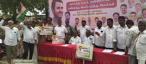 புதுக்கோட்டையில் புதன்கிழமை கையொப்ப இயக்கம் நடத்திய காங்கிரஸ் கட்சியினா்.