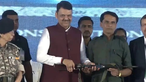 மகாராஷ்டிர முதல்வர் ஃபட்னவீஸ் முன்னிலையில் 61 நக்சல்கள் சரணடைந்தனர்