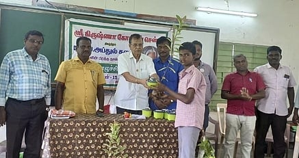  விழாவில் மாணவருக்கு மரக்கன்று வழங்கிய செய்யாறு செஞ்சிலுவைச் சங்கத் தலைவா் ஏ.பி.மாதவன். 