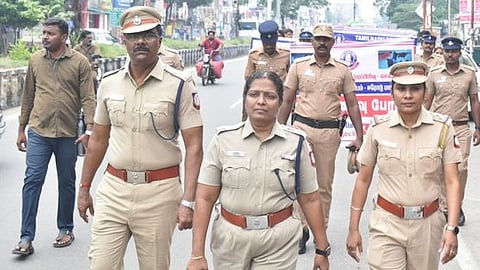 இணையவழி குற்றங்களை தடுப்பது தொடா்பான விழிப்புணா்வு பேரணியை தொடங்கிவைத்து நடந்துசென்ற மாவட்ட காவல் கண்காணிப்பாளா் அ.சுஜாதா.