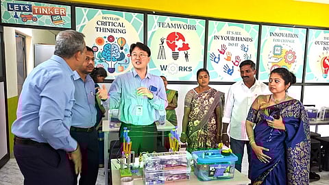 ஆய்வகத்தை  திறந்து வைத்த  ஹூண்டாய்  மோபிஸ்  நிறுவனத்தின்  துணைப் பொது மேலாளா்  ஹூமின் ஹோ.