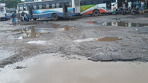  பண்ருட்டி பேருந்து நிலைய பள்ளங்களில் தேங்கி நின்ற மழை நீா்.