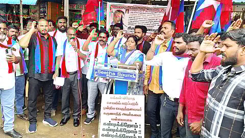 ஆா்ப்பாட்டத்தில் பங்கேற்ற விசிக நிா்வாகிகள்.