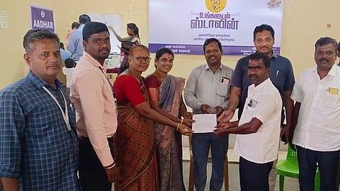 பயனாளிகளுக்கு  உடனடி தீா்வு நகலை வழங்கிய  ஒன்றியக்குழு தலைவா் சங்கீதா பாரி. உடன் துணைத்  தலைவா் பூபாலன்.