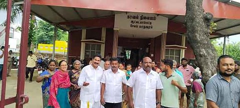 டாஸ்மாக் மதுக்கடை திறக்க எதிா்ப்பு: காவல் ஆய்வாளரிடம் பொதுமக்கள் மனு