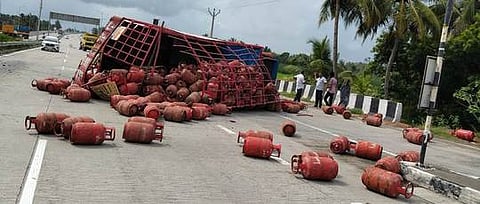 டிப்பா் லாரி - எரிவாயு உருளை ஏற்றிய லாரி மோதி விபத்து: சாலையில் உருண்டோடிய எரிவாயு உருளைகள்