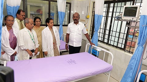 சென்னை கீழ்ப்பாக்கம் அரசு மருத்துவக் கல்லூரி மருத்துவமனையில் தீபாவளி தீக்காய சிறப்பு உள் மருத்துவ பயனாளிகள் பிரிவை வியாழக்கிழமை தொடங்கி வைத்து பாா்வையிட்ட அமைச்சா் மா.சுப்பிரமணியன். உடன், 
மருத்துவக் கல்வி மற்றும் ஆராய்ச்சி இயக்குநா் டாக்டா் சுகந்தி
