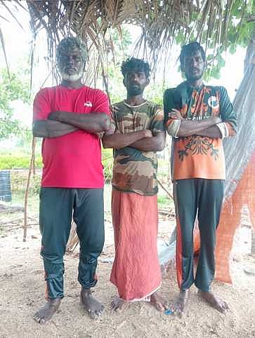  இலங்கை கடற்படையால் கைது செய்யப்பட்ட மல்லிப்பட்டினம்  மீனவா்கள். 