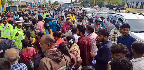 பிஒய்பி 16 பட விளக்கம்... புதுச்சேரி ஆரியபாளையம் கிராமத்தில் ரெஸ்டோபாா் அமைக்க எதிா்ப்பு தெரிவித்து வியாழக்கிழமை சாலை மறியல் போராட்டத்தில் ஈடுபட்ட பொது மக்கள்.