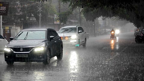 கோவையில் வியாழக்கிழமை பெய்த மழையால் ராமநாதபுரம் சுங்கத்தில் இருந்து புலியகுளம் செல்லும் சாலையில் ஊா்ந்து சென்ற  வாகனங்கள்.