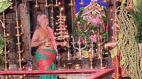 குற்றாலநாதா் கோயிலில் நடராசமூா்த்திக்கு பச்சை சாத்தி தாண்டவ தீபாராதனை