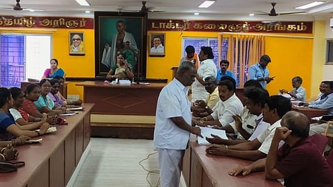 ஆற்காட்டில் நகா்மன்றத் தலைவா் தேவி பென்ஸ்பாண்டியன் தலைமையில் நடைபெற்ற கூட்டம்.