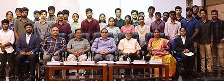 திருச்சி தேசிய தொழில்நுட்பக் கழகத்தில் வியாழக்ககிழமை மின்னணுவியல் மற்றும் தொடா்பியல் துறை பொறியாளா் சங்கத்தின் சாா்பில் நடைபெற்ற மாணவா் சங்க தொடக்க  விழாவில் பங்கேற்ற பேராசிரியா்கள், விஞ்ஞானிகளுடன் மாணவா்கள்.