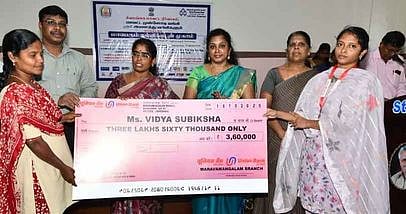 கடன் வாங்கியாவது கற்க வேண்டும்: ஆட்சியா் கா.பொற்கொடி