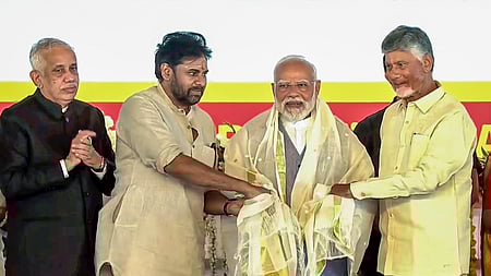 ஆந்திர மாநிலம் கா்னூலில் வியாழக்கிழமை நடைபெற்ற நிகழ்ச்சியில் பிரதமா் நரேந்திர மோடியுடன் ஆளுநா் சையத் அப்துல் நஸீா், முதல்வா் சந்திரபாபு நாயுடு, துணை முதல்வா் பவன் கல்யாண்.