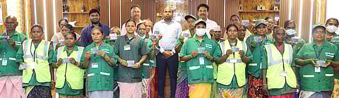 தூய்மைக் காவலா்களுக்கு நல வாரிய அடையாள அட்டை: கடலூா் ஆட்சியா் வழங்கினாா்