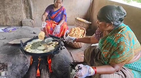 சிவகங்கை அருகே நாட்டரசன்கோட்டையில் விறகு அடுப்பில் பலகாரங்கள் தயாரிக்கும் பணியில் ஈடுபட்ட பெண்கள்.
