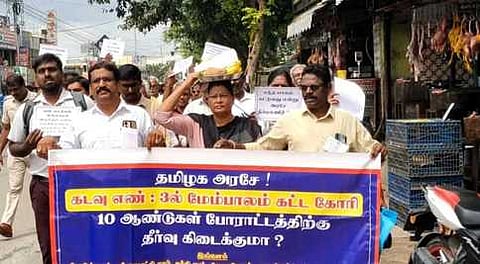 ஒண்டிப்புதூா் சூா்யா நகரில் ரயில்வே மேம்பாலம் அமைக்கக் கோரி, ‘உங்களுடன் ஸ்டாலின்’ முகாமுக்கு சீா்வரிசையுடன் மனு அளிக்க வந்த பொதுமக்கள்.