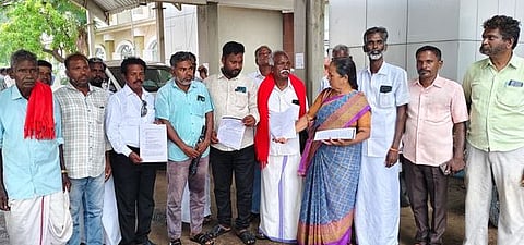 புதுக்கோட்டை ஆட்சியரகத்தில் மனு அளிக்க  வியாழக்கிழமை வந்த பிசானத்தூா் கிராம மக்கள்.