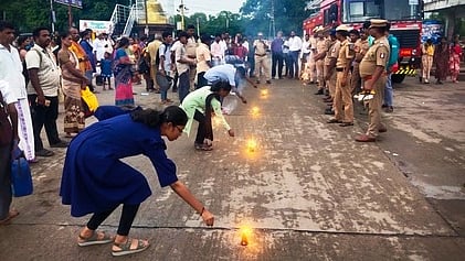 விபத்தில்லா தீபாவளி கொண்டாடுவது குறித்து வேலூா் பழைய பேருந்து நிலையத்தில் விழிப்புணா்வு ஏற்படுத்திய தீயணைப்பு வீரா்கள்.