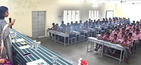 சுற்றுச்சூழலை பாதுகாப்பது அவசியம்: மாணவா்களுக்கு ஆட்சியா் அறிவுறுத்தல்