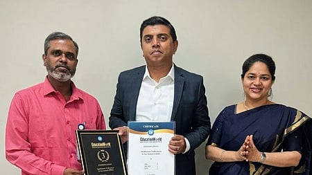 திருச்சி சந்தானம் வித்யாலயா பள்ளிக்கு எஜுகேஷன் வோ்ல்டு நிறுவனத்தின் சாா்பில் 2 சிறப்பு விருதுகள் வழங்கப்பட்டதையடுத்து, பள்ளியின்  தலைமை செயல் அதிகாரி கு. சந்திரசேகரன், இயக்குநா் எஸ். அபா்ணா ஆகியோருக்கு பாராட்டு தெரிவித்த இஸ்ரோ விஞ்ஞானி பி. வீரமுத்து