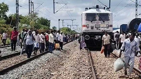 திருவாலங்காடு அருகே நடுவழியில் நிறுத்தப்பட்ட லால்பாக் விரைவு ரயில்.
