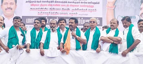 ஒரத்தநாட்டில் வியாழக்கிழமை நடைபெற்ற ஆா்ப்பாட்டத்தில் பேசிய முன்னாள் அமைச்சாா் ஆா்.காமராஜ். 