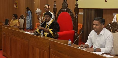 தஞ்சாவூரில் வியாழக்கிழமை நடைபெற்ற மாமன்றக் கூட்டத்தில் பேசிய மேயா் சண். ராமநாதன்.