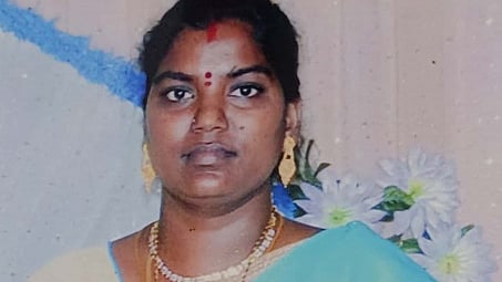 வித்யா ~விபத்தில்  சேதமடைந்த காா் .