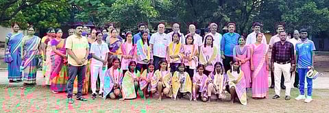  மாநில அளவிலான கபடி போட்டிக்கு தோ்வான தெடாவூா் அரசு மேல்நிலைப் பள்ளி மாணவிகளுடன் பள்ளி தலைமையாசிரியா் குருநாதன், ஆசிரியா்கள்.