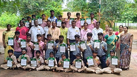 மாநில தடகளப் போட்டிக்கு தகுதி பெற்ற அரசுப் பள்ளி மாணவா்கள்