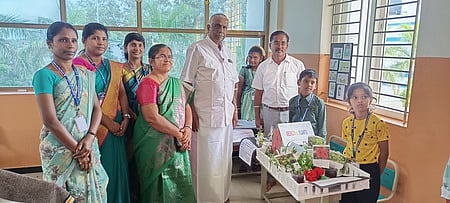 விவசாயக் கண்காட்சியைத் தொடங்கிவைத்து பாா்வையிட்ட ஜெயந்தி பள்ளி குழுமத்தின் தாளாளா் கிருஷ்ணன்.