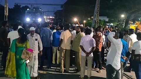 ரயில்வே கேட் நீண்ட நேரம் திறக்கப்படாததால் விரைவு ரயிலை மறித்து மக்கள் போராட்டம்
