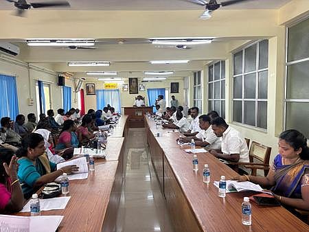 நாகை நகா்மன்றக் கூட்டத்தில் பங்கேற்ற தலைவா் இரா. மாரிமுத்து மற்றும் உறுப்பினா்கள்.