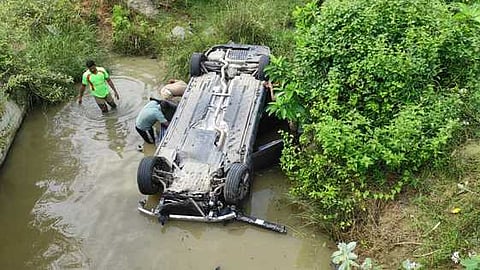 சாலையோரப் பள்ளத்தில் தலைகுப்புற கவிழ்ந்து காா்  விபத்து