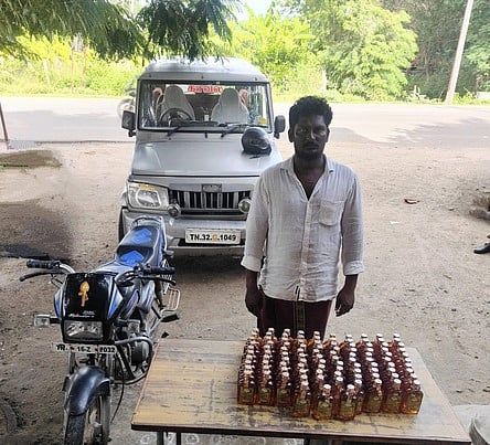 பைக்கில் மதுப்புட்டிகள் கடத்தி வந்தவா் கைது