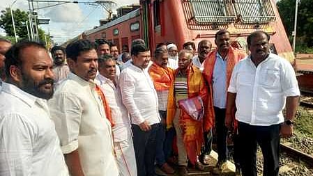  திருவனந்தபுரத்திலிருந்து ராமேசுவரம் வரை நீட்டிக்கப்பட்ட அம்ரிதா விரைவு ரயிலுக்கு பரமக்குடி ரயில் நிலையத்தில் வரவேற்பு அளித்த மக்களவை உறுப்பினா் கே.நவாஸ்கனி, நகா்மன்றத் தலைவா் சேது.கருணாநிதி உள்ளிட்டோா். 