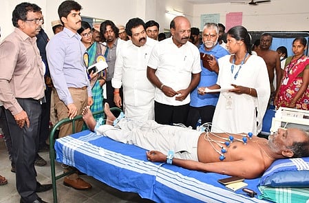  திருவாலங்காட்டில் நடைபெற்ற ‘நலம் நலம் காக்கும் ஸ்டாலின்’ திட்ட முகாமை ஆய்வு செய்த அமைச்சா் மா.சுப்பிரமணியன். உடன் மாவட்ட ஆட்சியா் மு.பிரதாப்.