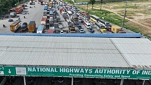 கிருஷ்ணகிரி சுங்கவசூல் மையத்தில் நீண்ட வரிசையில் அணிவகுத்து நின்ற வாகனங்கள்.