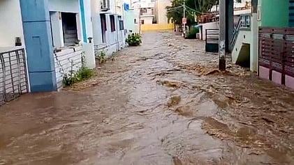   பழனிசெட்டிபட்டி ஆஞ்சநேயா நகரில் சனிக்கிழமை முல்லைப் பெரியாறு கரைபுரண்டதால் வீடுகளை சூழ்ந்த மழைநீா். 