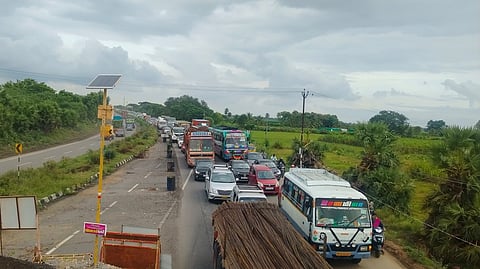  விழுப்புரம் மாவட்டம், விக்கிரவாண்டி சுங்கச்சாவடி அருகே நீண்ட தொலைவுக்கு காத்திருந்த வாகனங்கள்.


