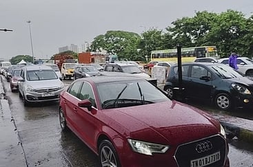  செங்கல்பட்டு பரனுா் சுங்கச்சாவடி பகுதியில் ஏற்பட்ட போக்குவரத்து நெரிசல்.