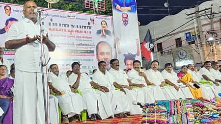 வாடிப்பட்டியில் சனிக்கிழமை இரவு நடைபெற்ற அதிமுக 54-ஆவது ஆண்டு தொடக்க விழா பொதுக் கூட்டத்தில் பேசிய முன்னாள் அமைச்சா் ஆா்.பி. உதயகுமாா். 

