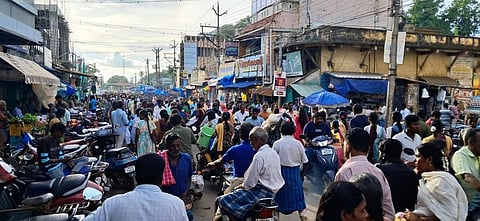 திருவாரூா்: தீபாவளி பொருள்கள் வாங்க கடைவீதிகளில் திரண்ட மக்கள்! சாலைகளில் தேங்கிய மழைநீரால் மக்கள் அவதி!